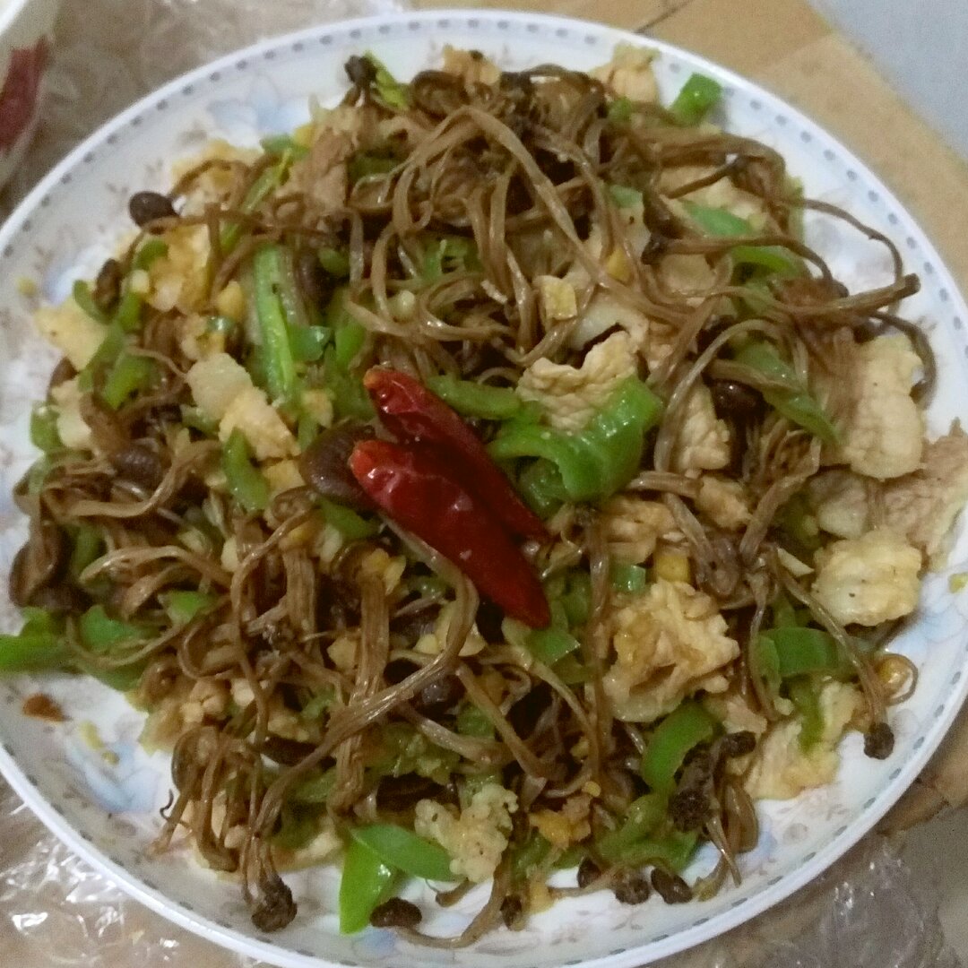 五花肉干锅茶树菇