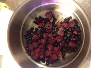 和一位姑娘学做酿果汁-蓝莓，黑加仑覆盆子果汁的做法 步骤4