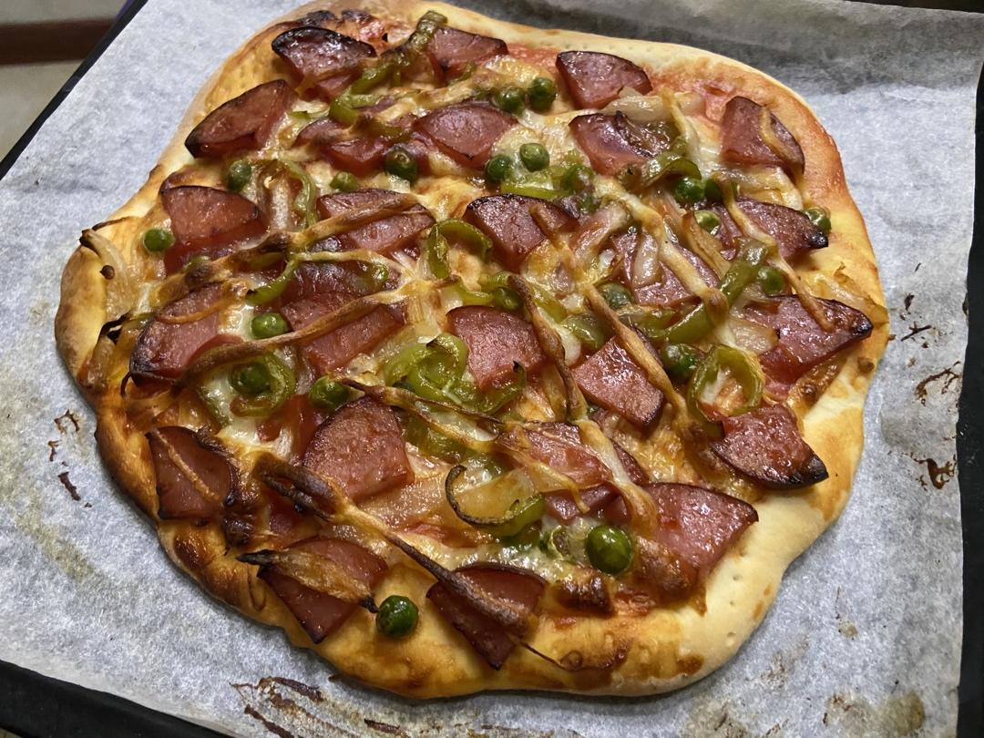 薄饼脆皮火腿pizza