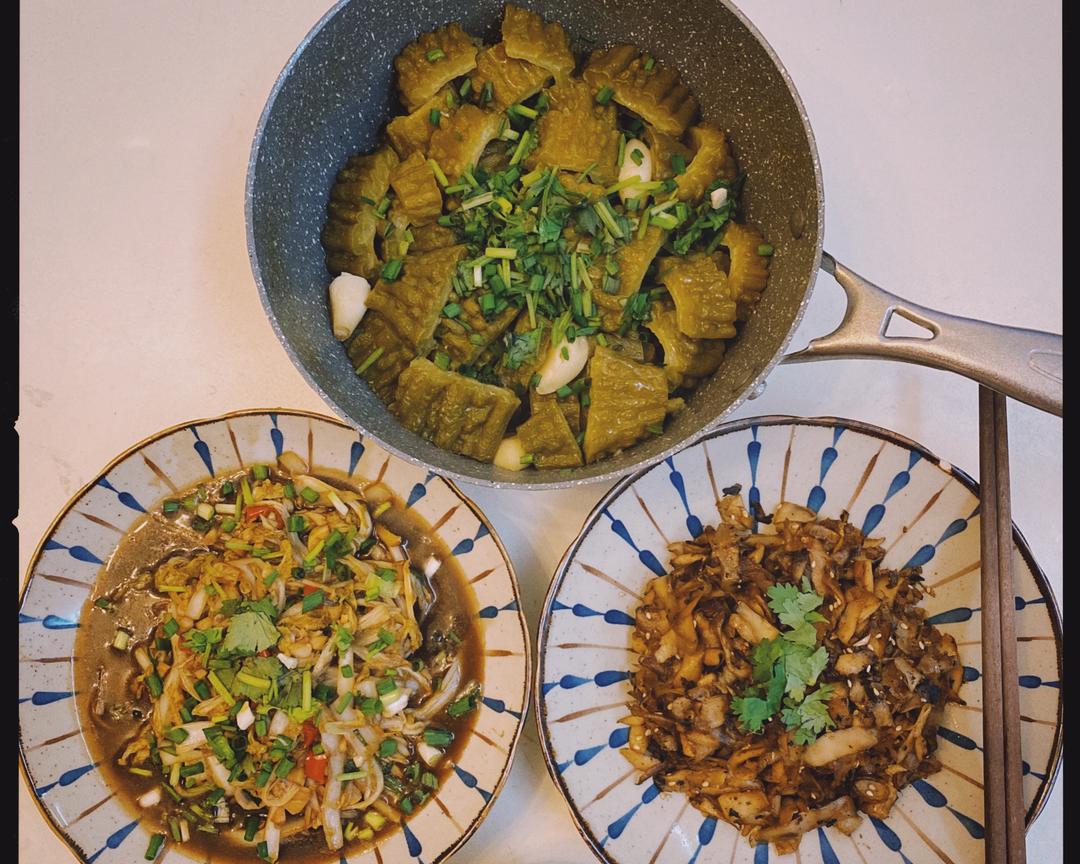 周末绿色餐食：花肉焖苦瓜、酸辣娃娃菜、干煸杏鲍菇的做法