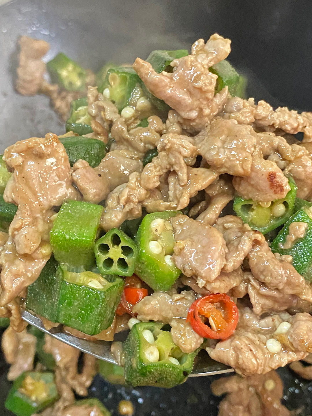 秋葵炒牛肉的时候先这样腌一下 又嫩又入味