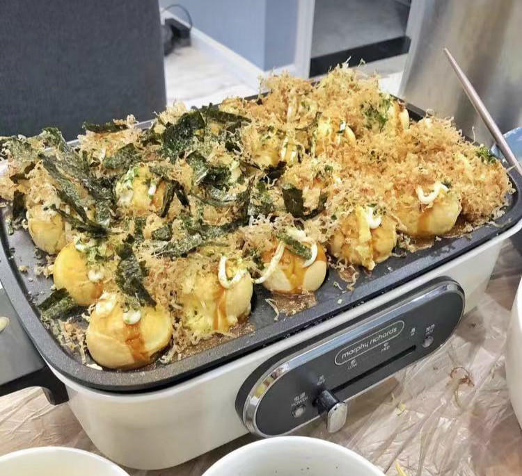 摩飞多功能锅菜谱系列之芝士蟹柳黑椒肠小丸子