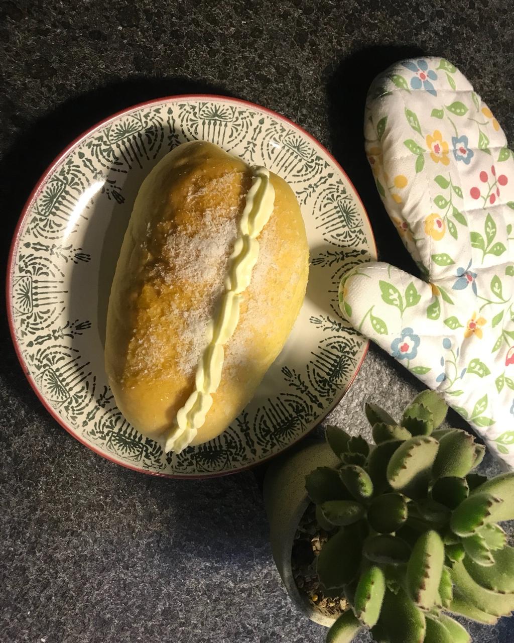 儿时去面包房必买的［椰丝奶油包］