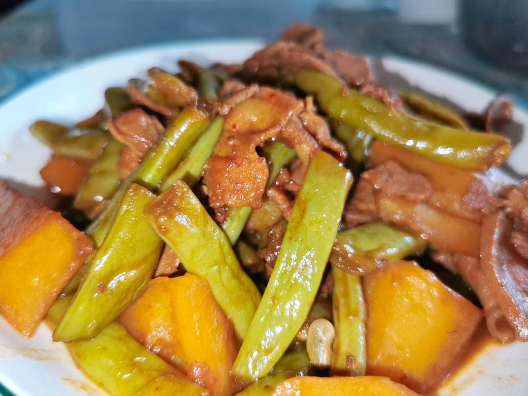 【家常菜】巨简单，超级下饭的豆角炖土豆的做法