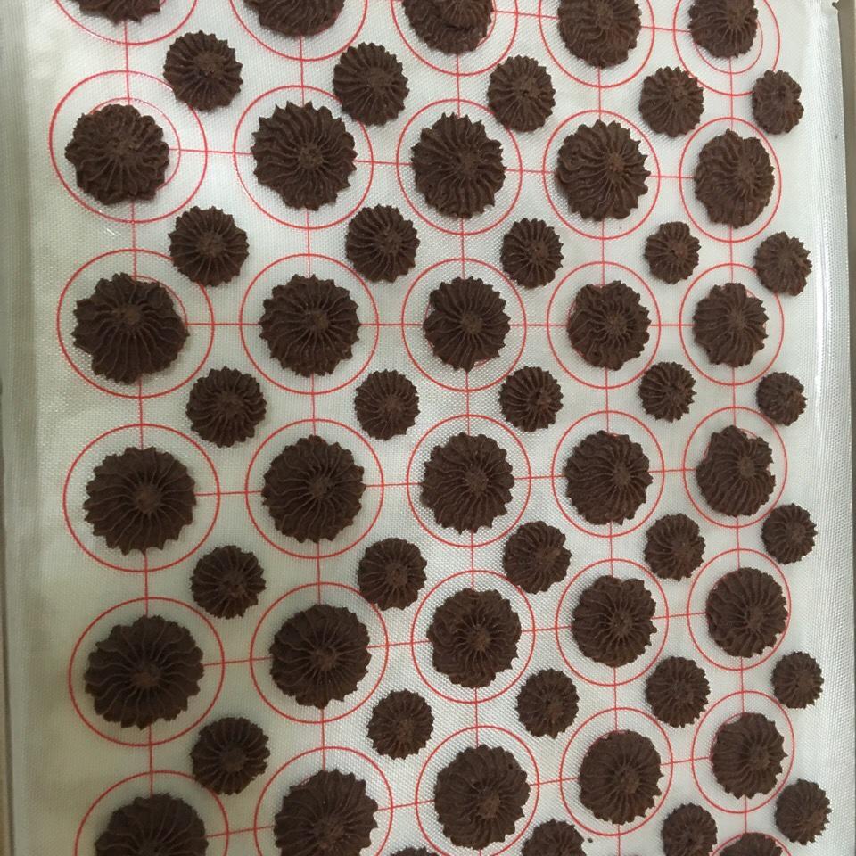 挤花毫无压力的巧克力曲奇