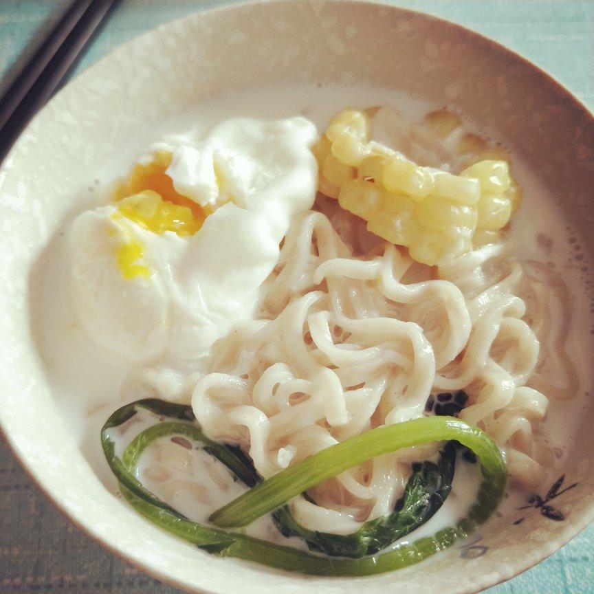 鹖翮做的牛奶辛拉面(汤头浓郁,非常好吃)