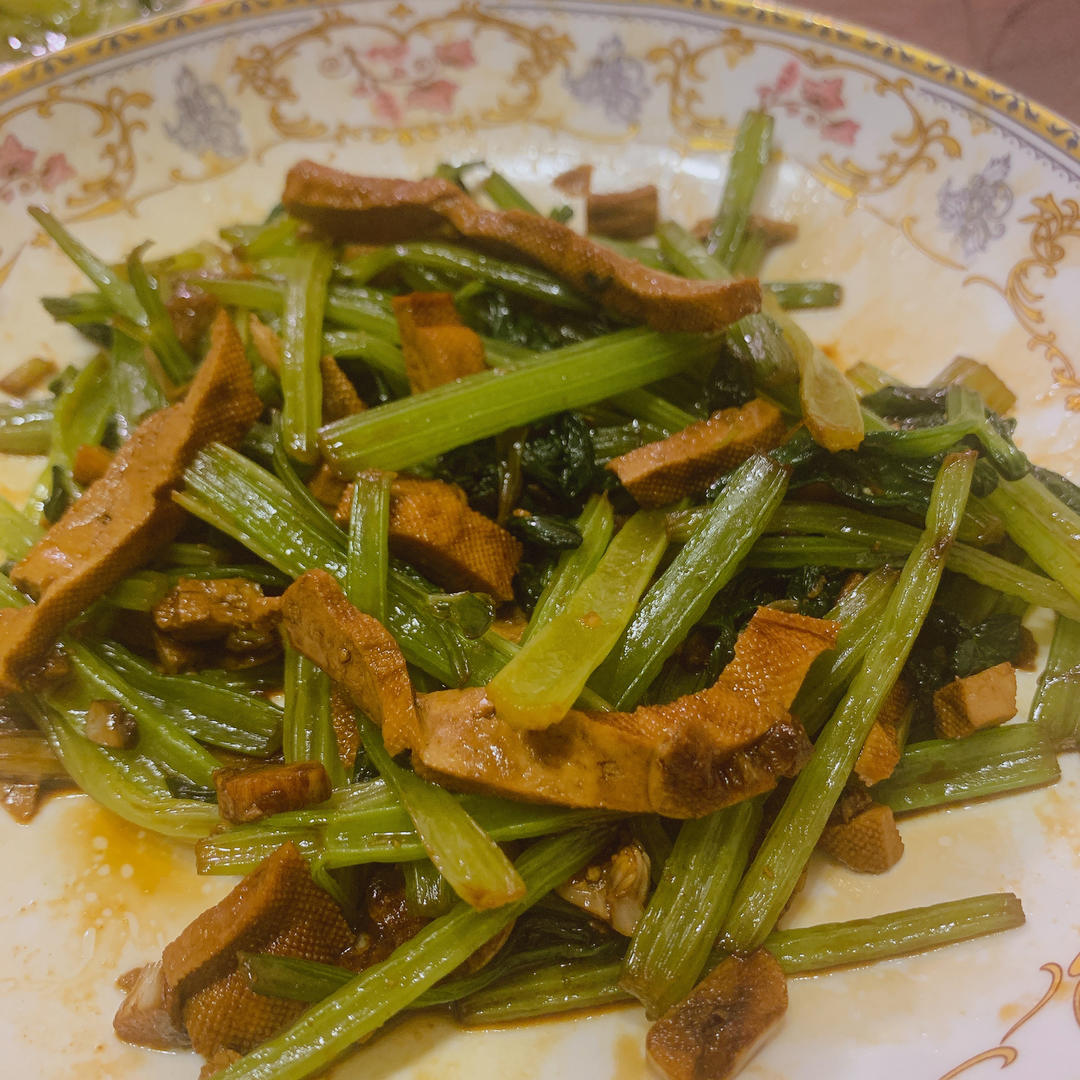 午餐晚餐简单快手下饭菜芹菜炒香干