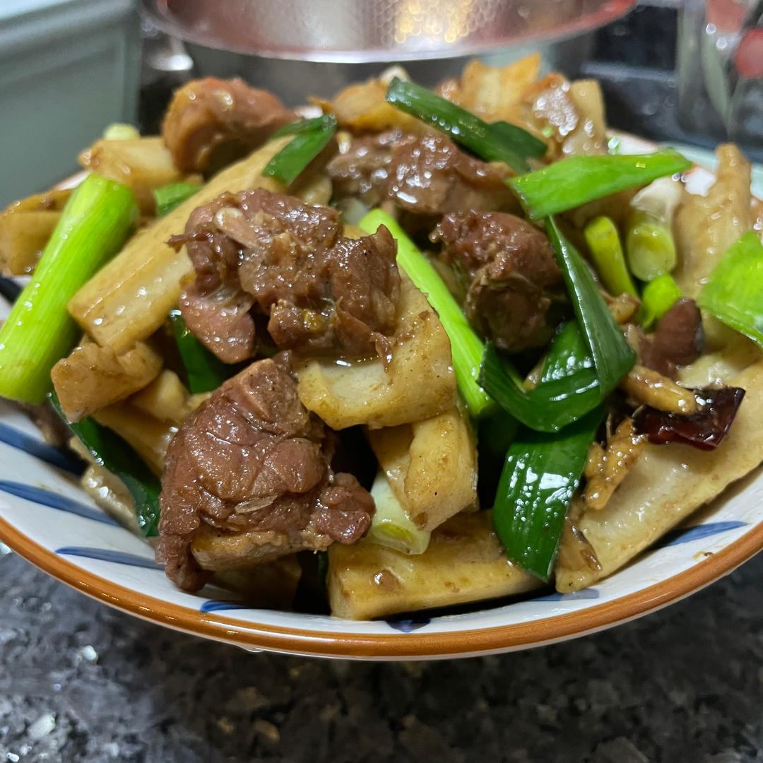 蒜苗炒腊鸭腿