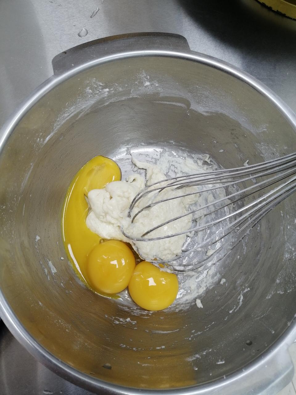 草莓抱抱蛋糕卷、附上詳細(xì)花邊擠法的做法 步驟2