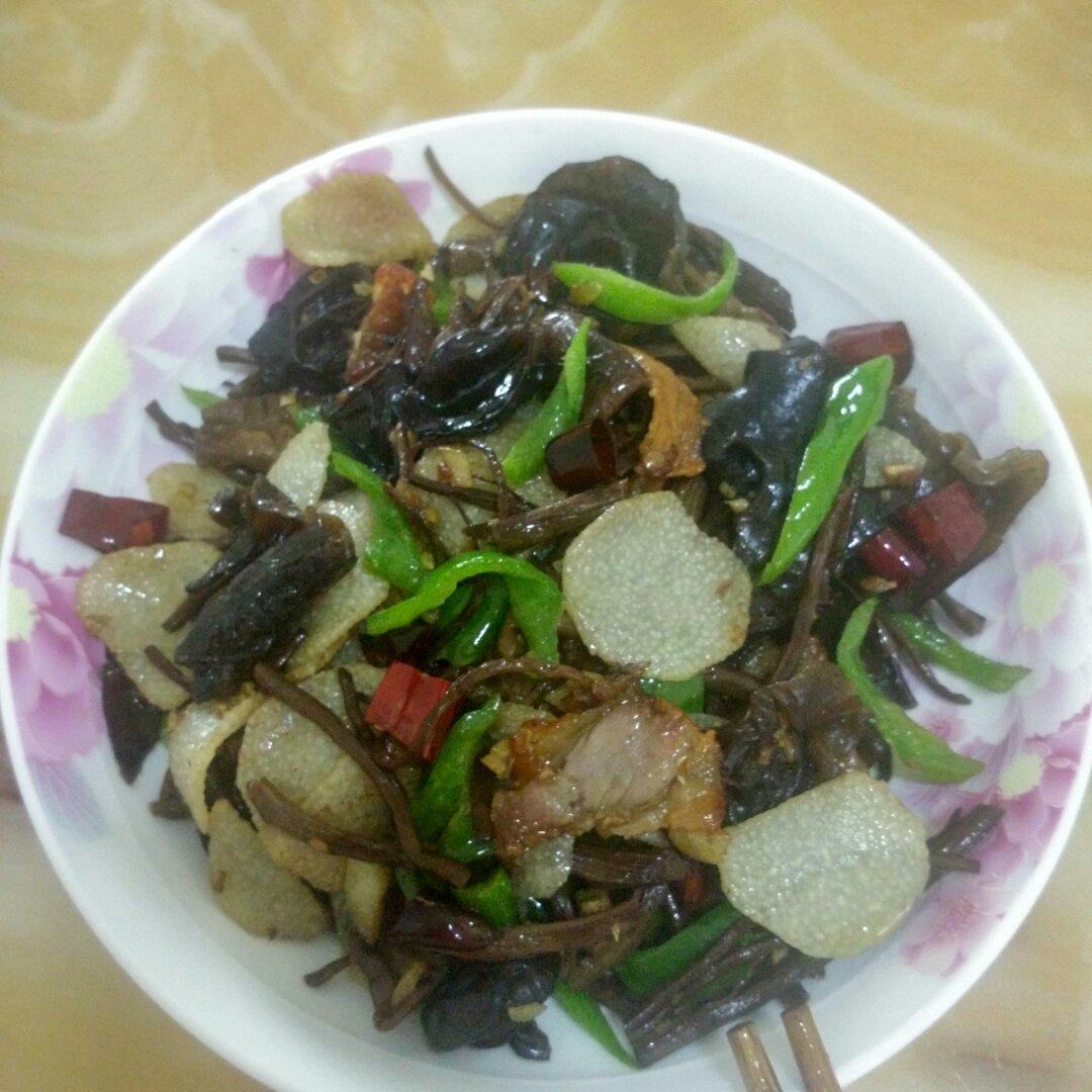 五花肉干锅茶树菇