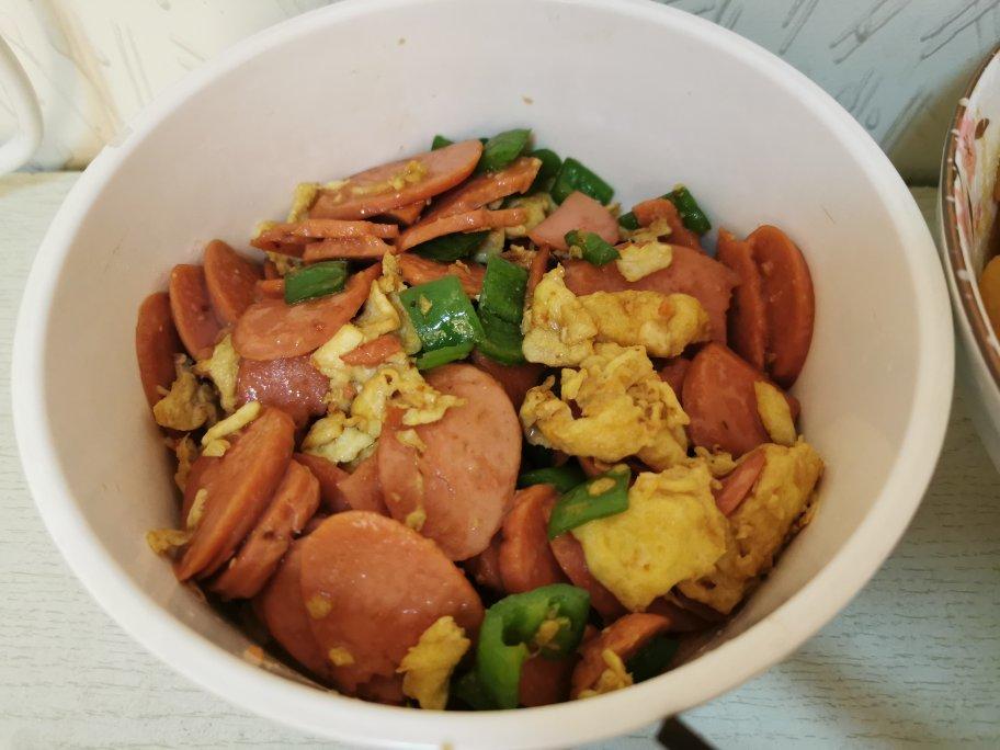 巨下饭的家常菜👉青椒香肠炒鸡蛋，好吃哭了