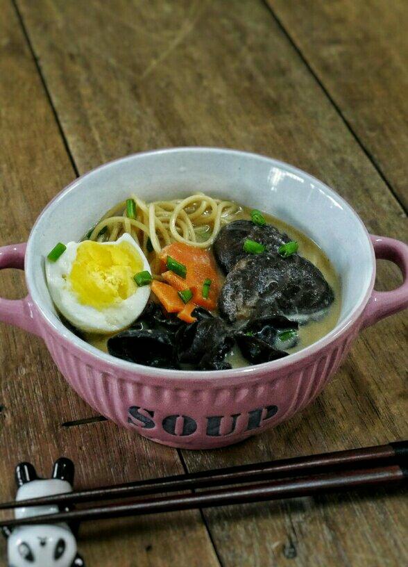 日式豆浆味噌汤照烧鸡腿拉面