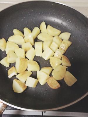 蒜香土豆块的做法 步骤5