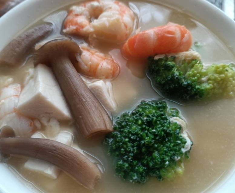 豆腐鲜虾菇菌汤