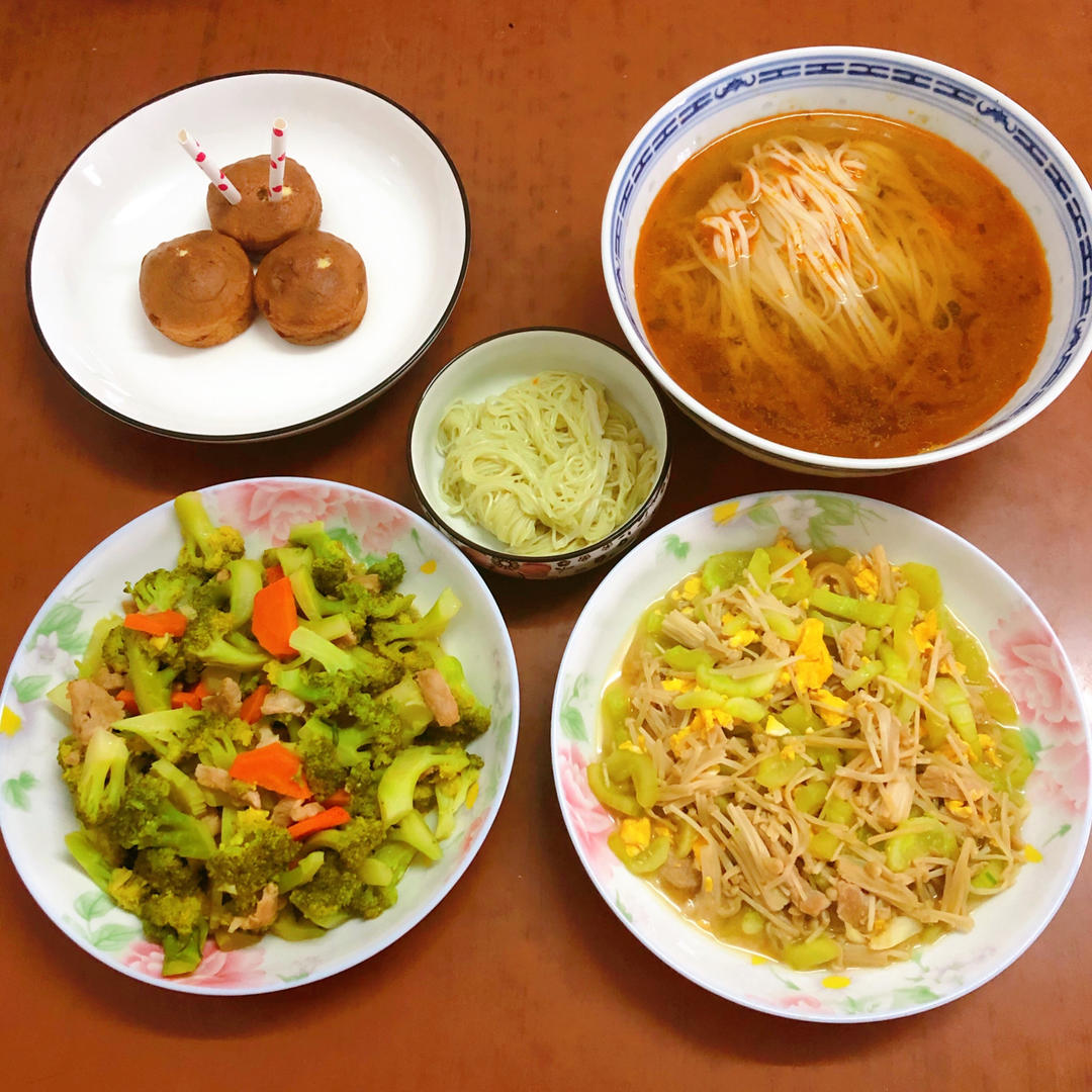 凉拌黄瓜和金针菇