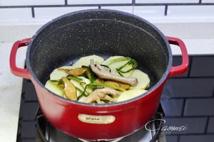 铸铁锅焖鸡无油无水的做法 步骤3