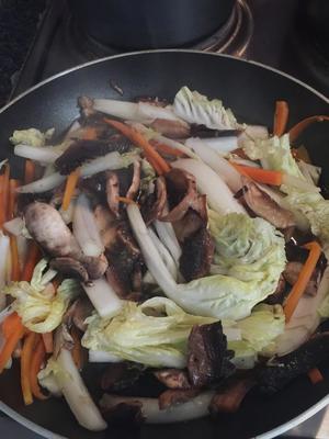 三丝（蘑菇，胡萝卜，肉丝）炒大白菜（简易版）的做法 步骤5