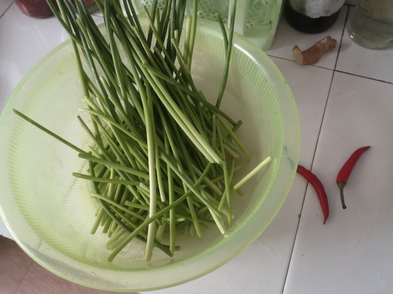 凉拌蒜苔丝的做法 步骤1