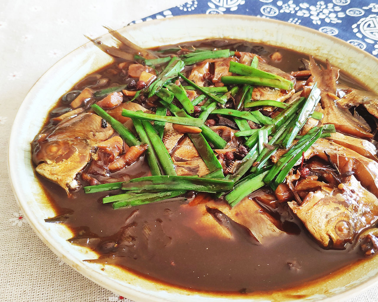 酱焖鲳鱼，胶东沿海传统做法的做法