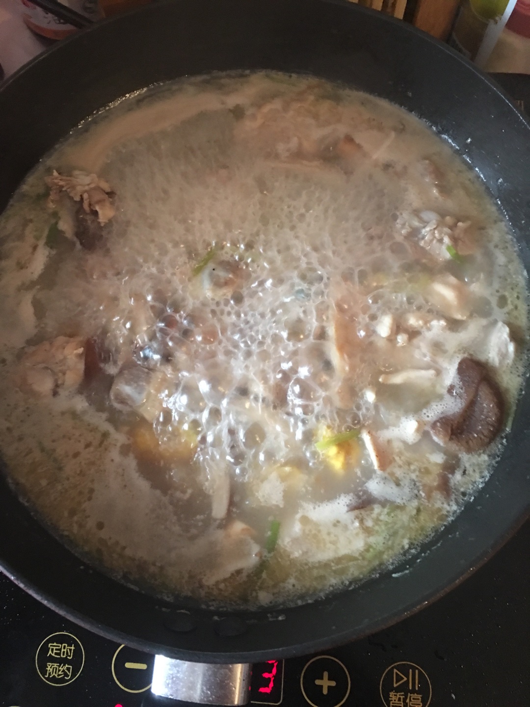 土豆板栗蘑菇焖鸡腿（水果刀版）的做法 步骤7