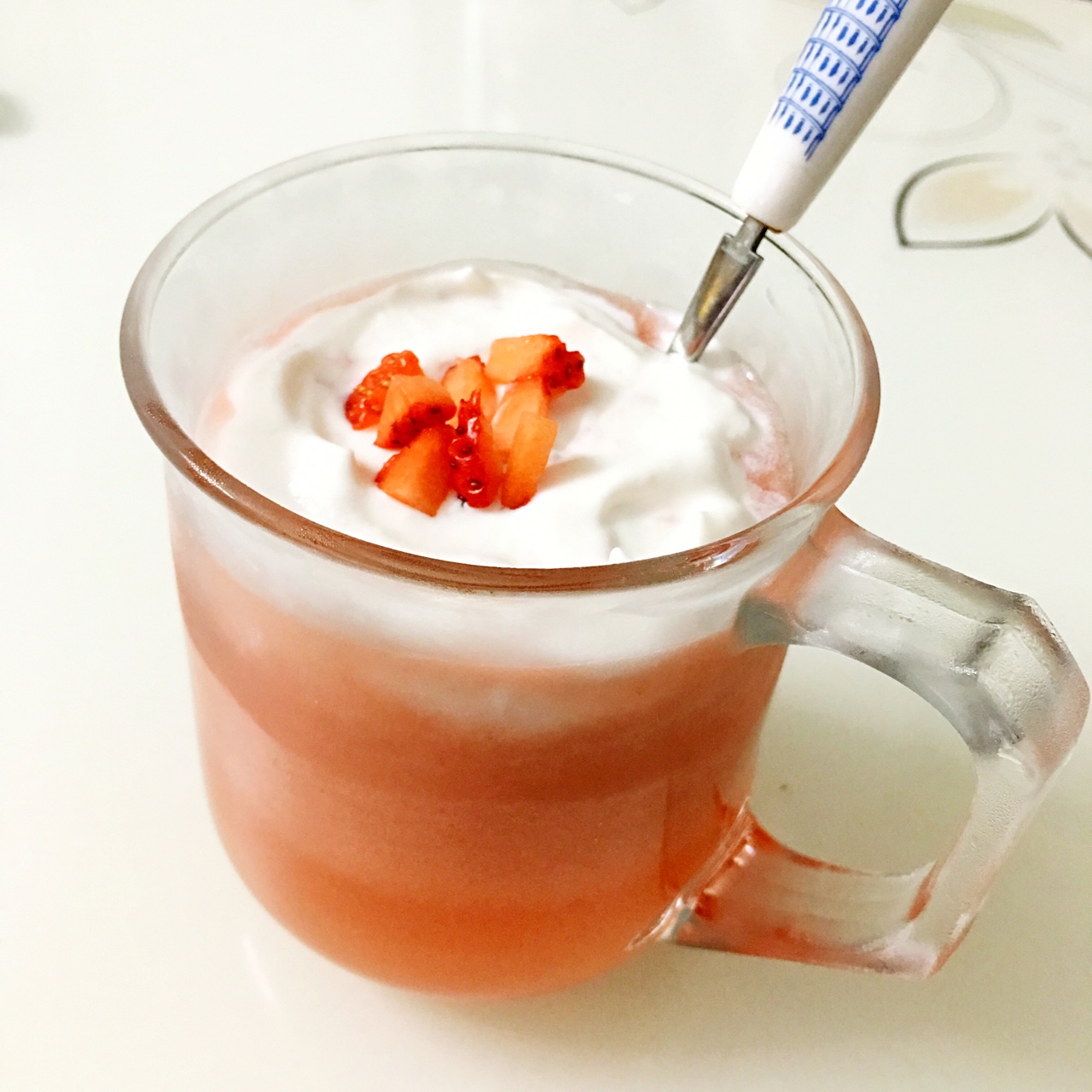 草莓芝士奶盖茶