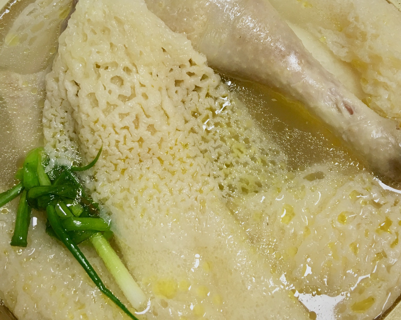 织金红托竹荪鸡汤的做法