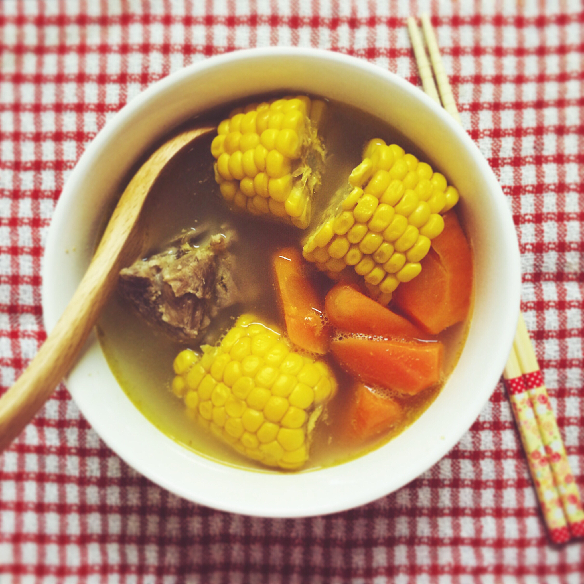 胡萝卜玉米排骨汤