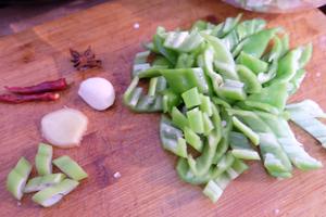 青椒炒豆皮的做法 步骤2