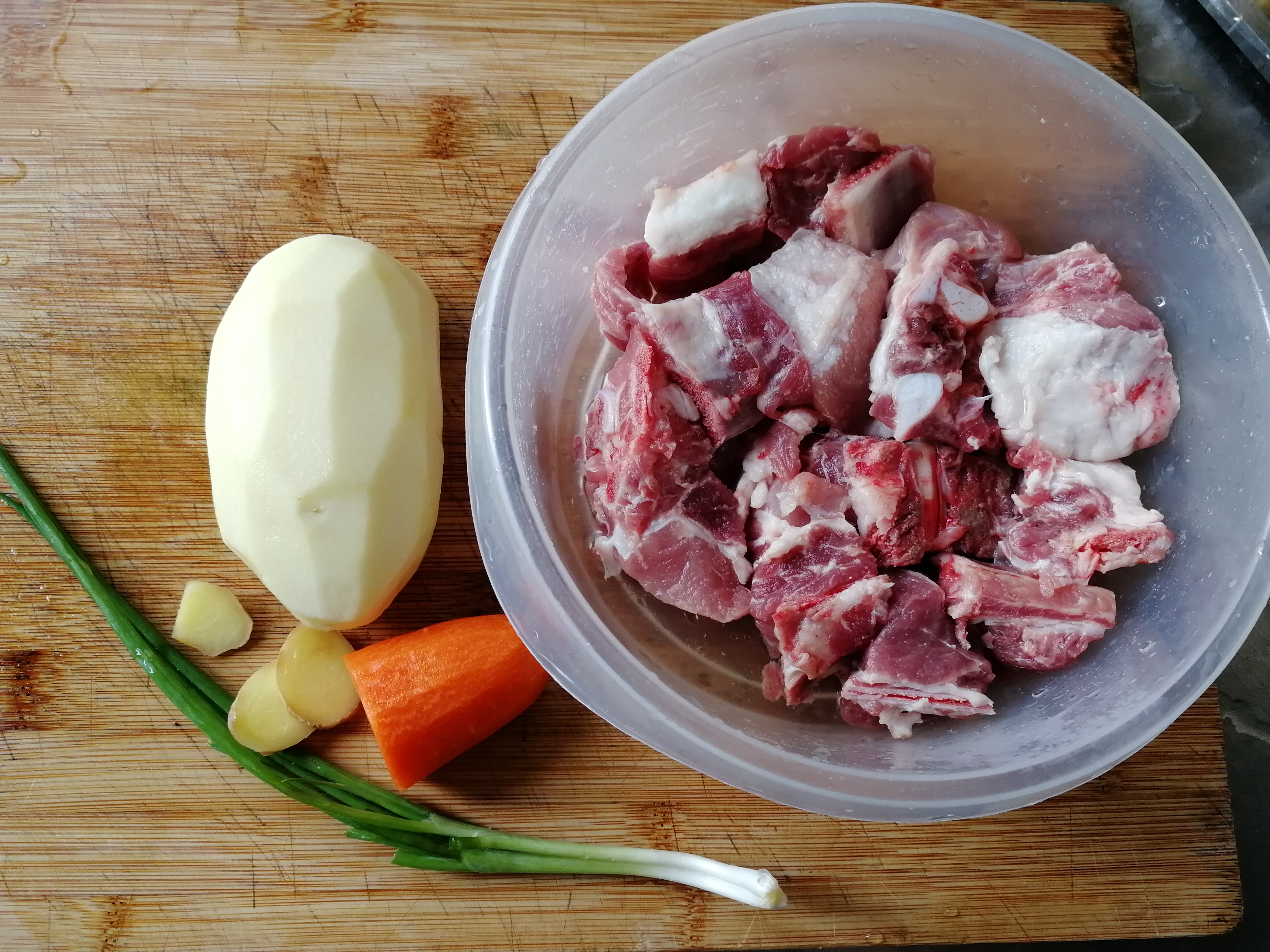 土豆胡萝卜排骨汤的做法 步骤1