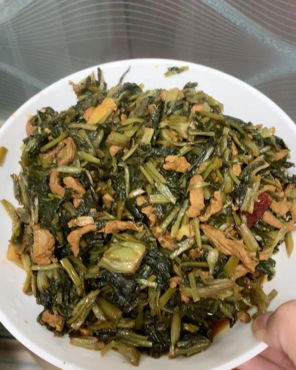 刚上厅台的小妮子做的雪菜肉丝