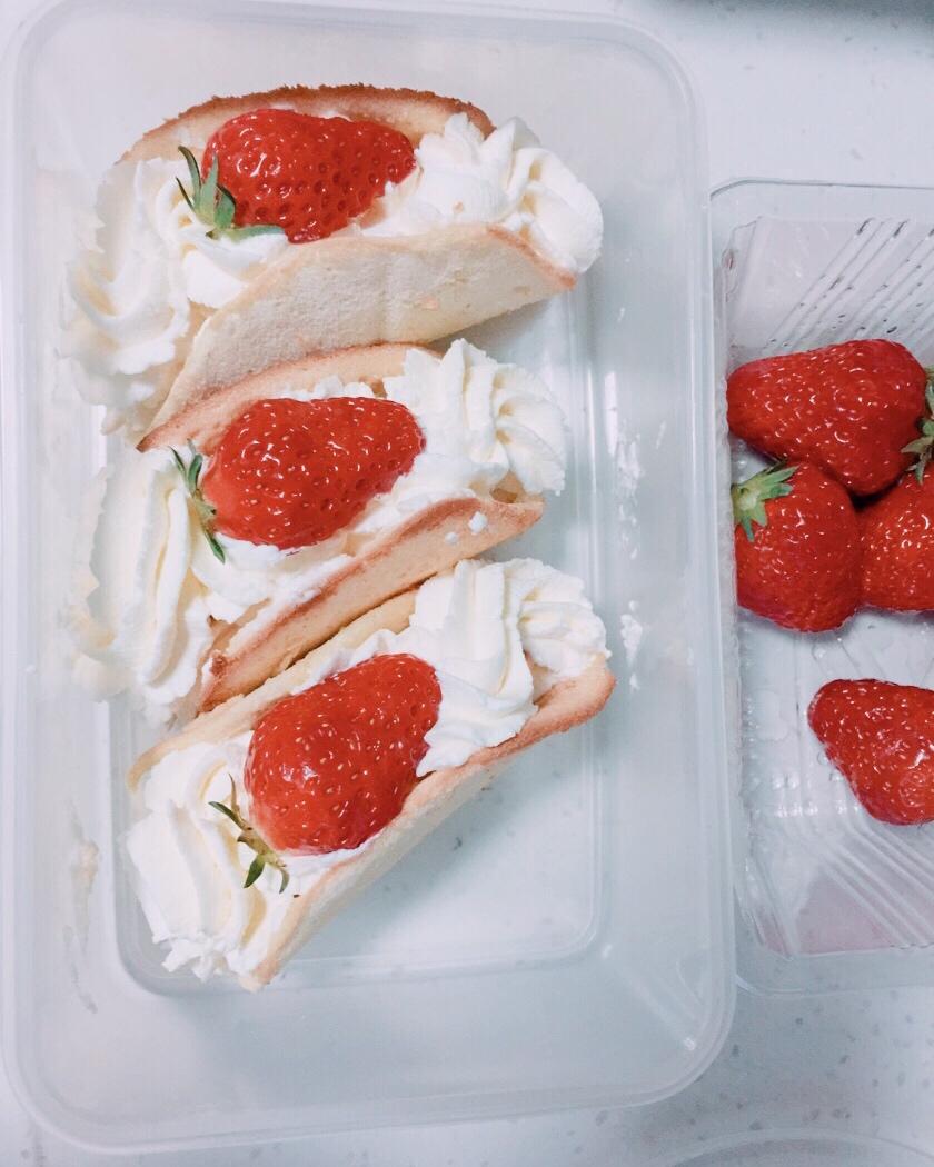 韩国最热门的甜品店Le Bread Lab的草莓蛋糕卷