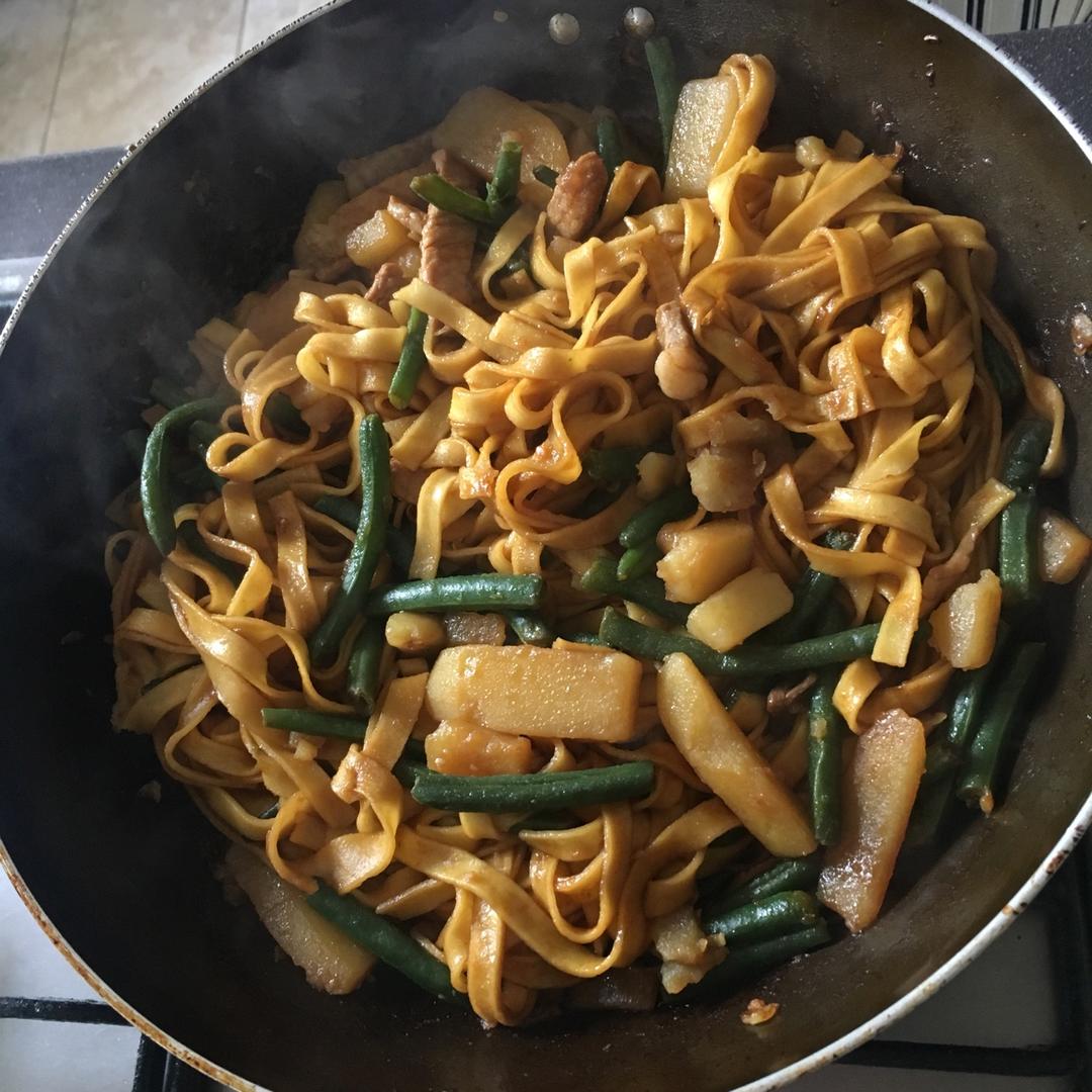 五花肉豆角土豆焖面