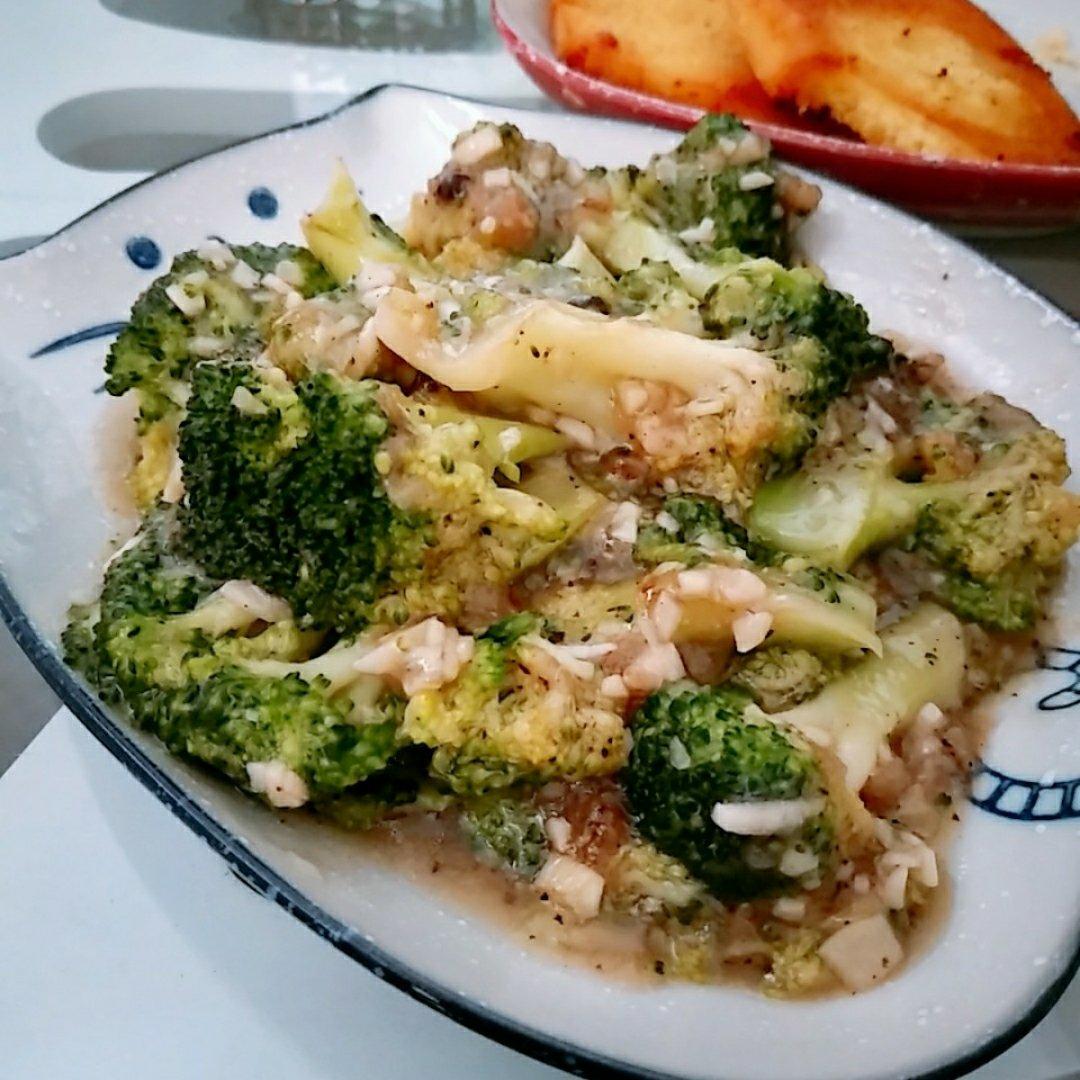 好吃到爆的耗油蒜蓉西兰花(从不修图，喜欢请关注)