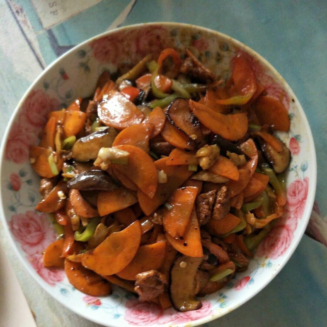 夏至未央做的肉炒香菇胡萝卜
