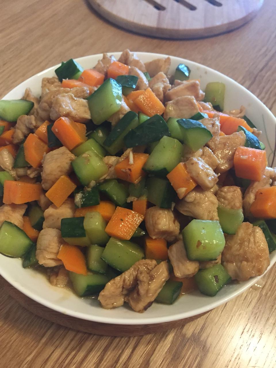 胡萝卜黄瓜鸡胸肉