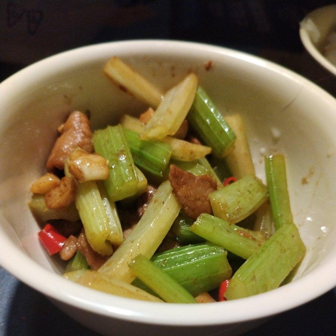 下饭芹菜炒肉