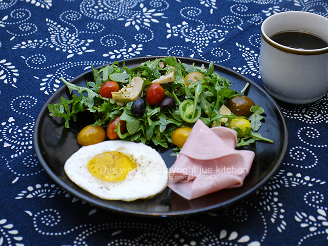 沙拉、煎蛋和火腿片