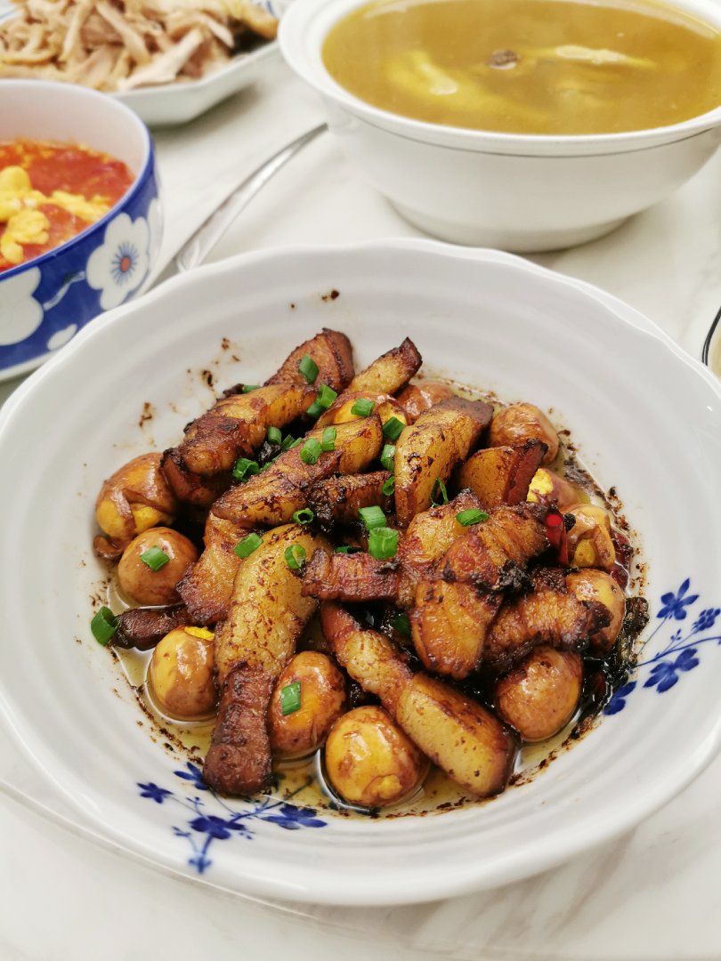 加了鹌鹑蛋后，这盘红烧肉，美味的逆天啦——鹌鹑蛋烧肉（孔瑶食谱）