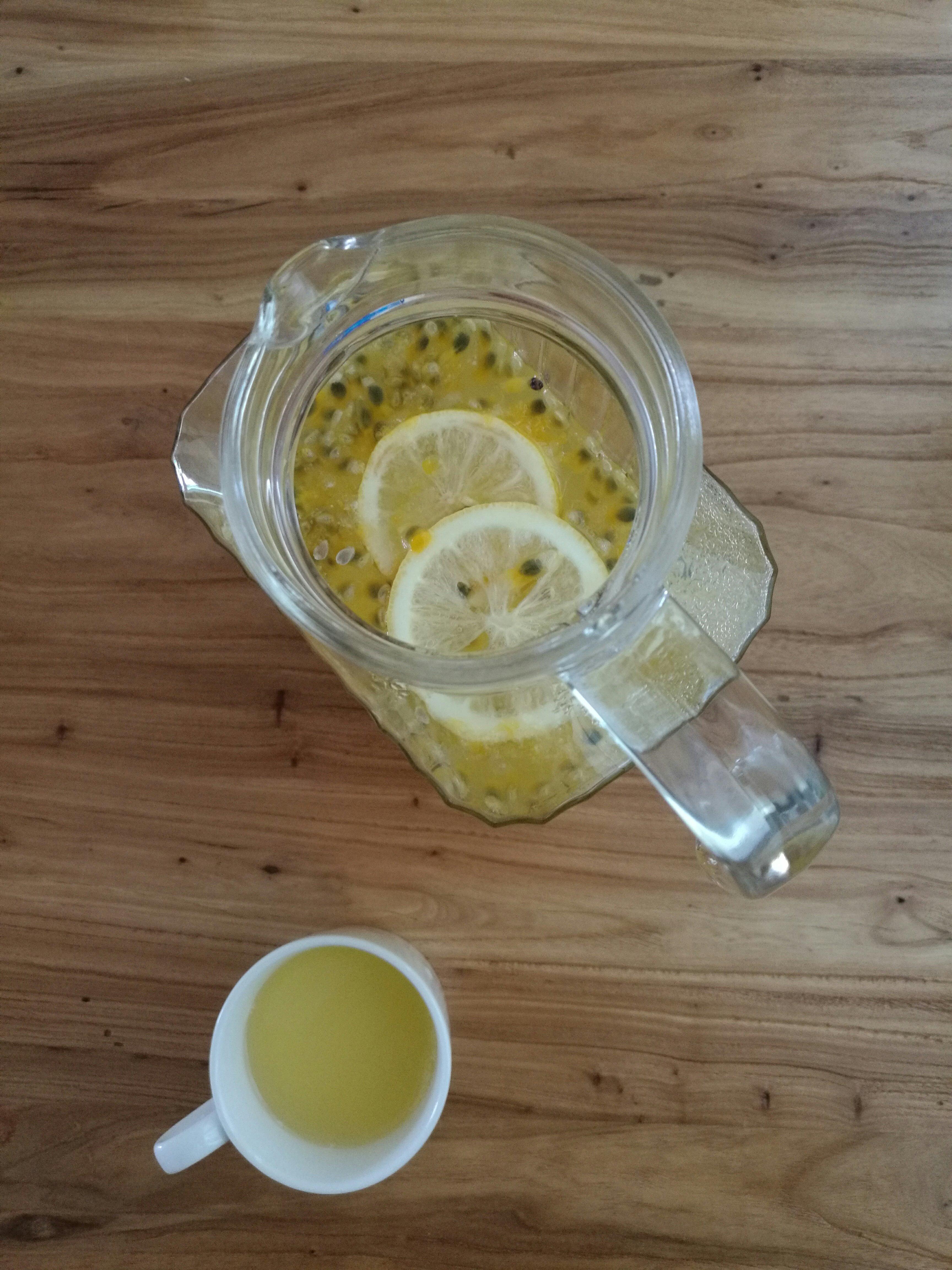 百香果柠檬蜂蜜水的做法 步骤2