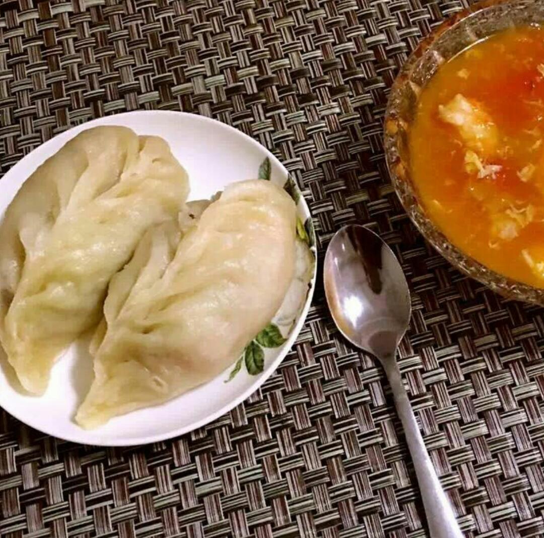 小美丽的做的槐花地瓜面包子