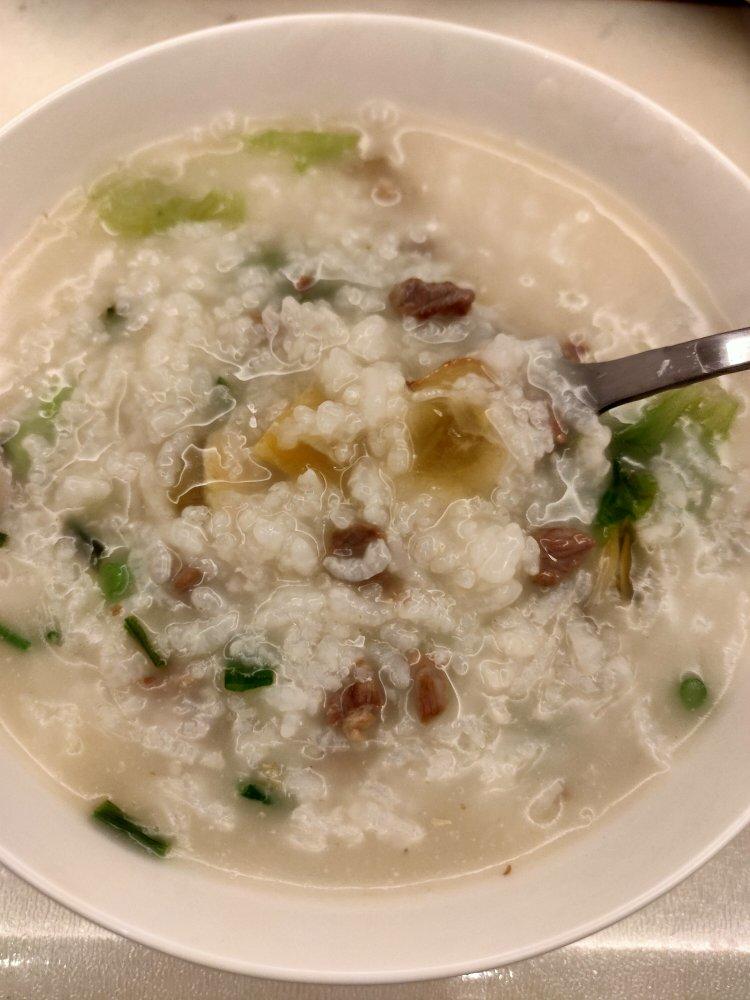 妈妈👩教我做的皮蛋瘦肉粥🥣简单快捷美味😋