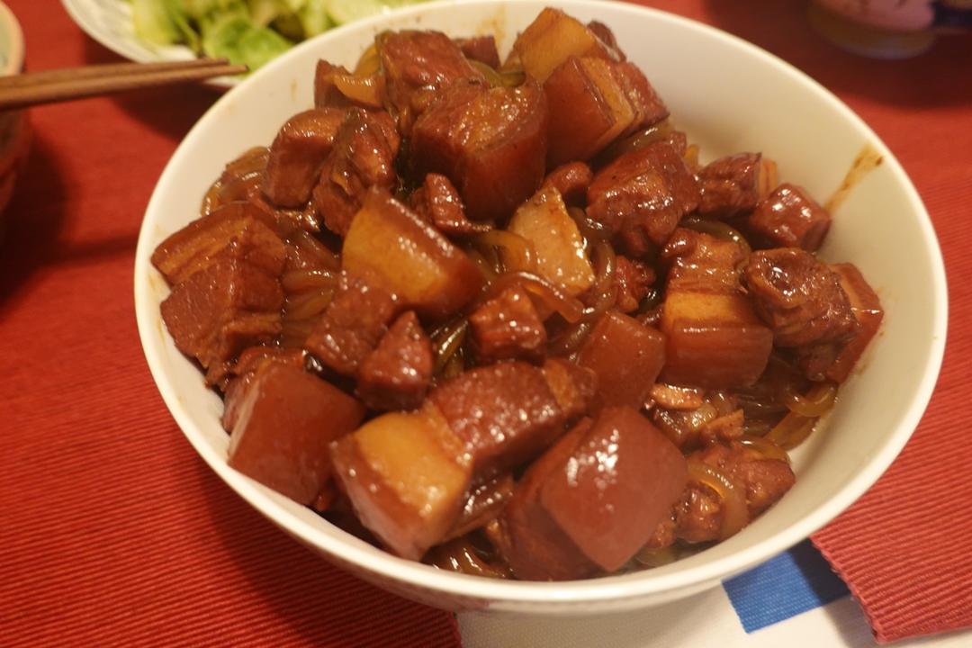 吃着碗里望着锅里的红烧肉