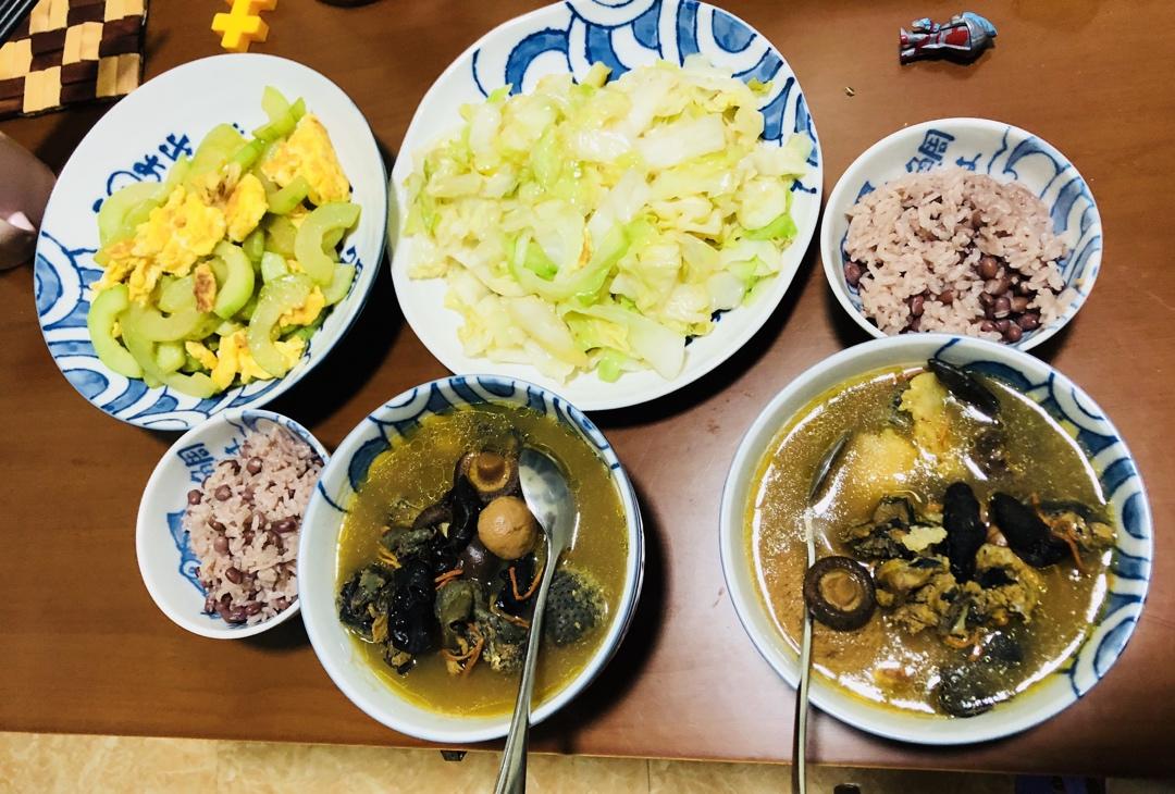 杂菌炖鸡汤（姬松茸羊肚菌竹荪）