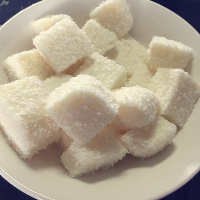 寨一个~85度c 椰丝牛奶小方蛋糕哈~