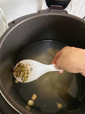 藜麦百合莲子绿豆粥的做法 步骤2