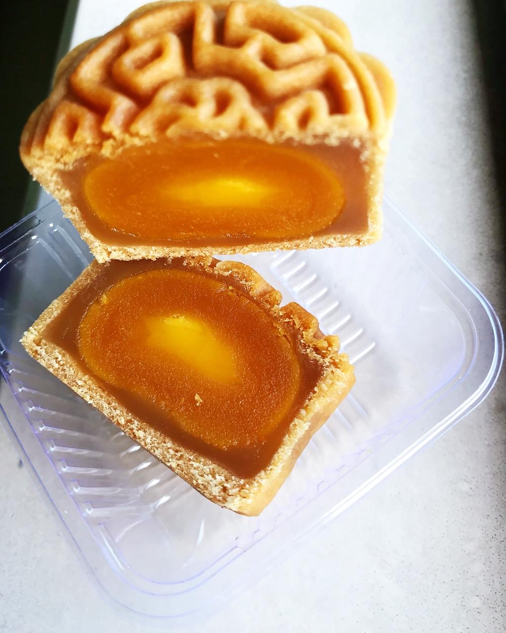 广式月饼—蛋黄芝麻月饼