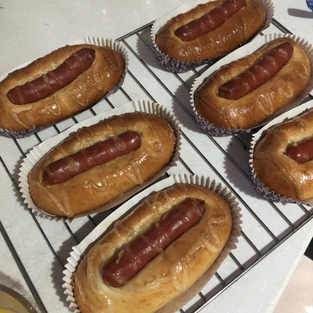 不早不晚恰恰刚好做的热狗香肠面包
