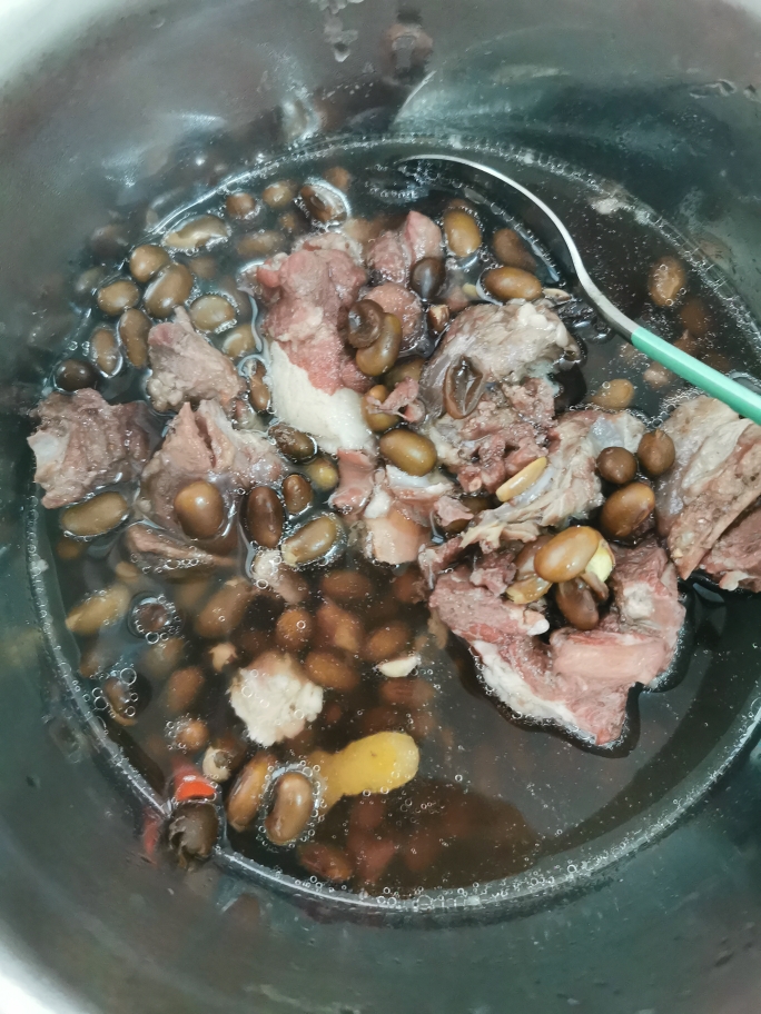猪尾炖黑豆的做法