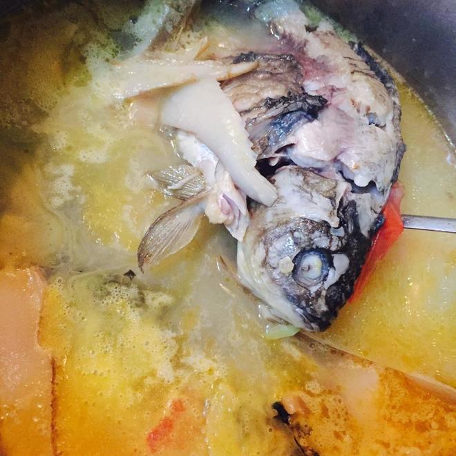 鲍鱼菇鲫鱼汤的做法