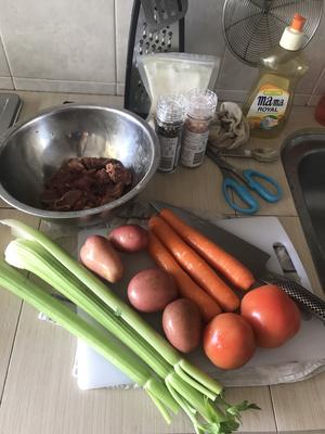 铸铁锅番茄炖牛肉的做法 步骤1